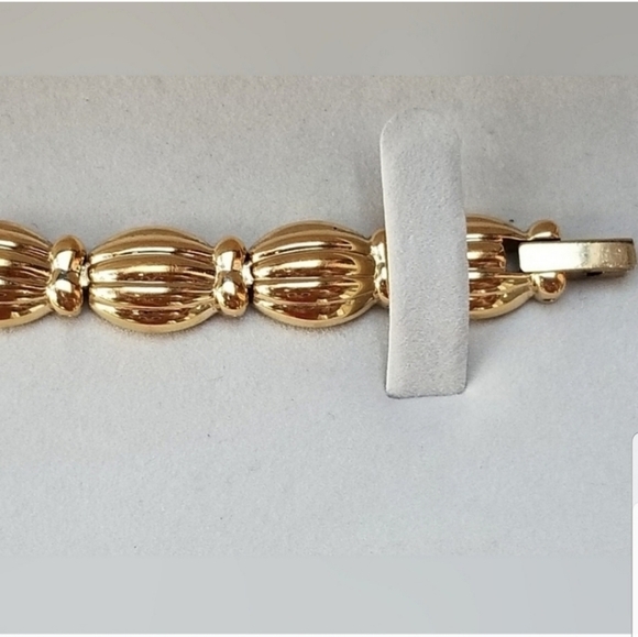 BELAIR VINTAGE NEW IN BOX SWISS MADE GOLDTONE SCALLOP DESIGN LADIES WATCH - Picture 3 of 8